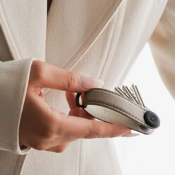 Orbitkey - Key Organiser Pebbled-Leather -Computer Peripherals key organiser pebbled leather ecru 6 1000x1000 1d50f230 1edb 4379 889d 1ffb8fb9a2a3